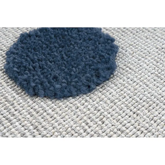 Kayoom Kinderteppich Modena 419 - Grau, 170 x 120 cm, 100 % Polypropylen - Nahaufnahme eines Teppichs mit zwei Texturen: dunkelblauer Hochflor neben einem hellgrauen und weißen Webmuster.