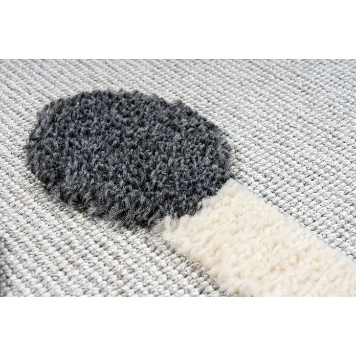Kayoom Kinderteppich Modena 417 - Grau, 230 x 160 cm, 100 % Polypropylen - Nahaufnahme eines Teppichs mit dunkelgrauem Zottelflor neben cremeweißem Zottelflor auf hellem Webgrund.