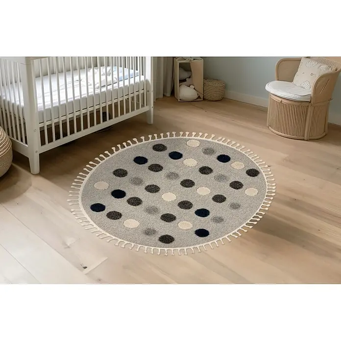 Kayoom Kinderteppich Modena 419 - Grau, Durchmesser: 130 cm, 100 % Polypropylen - Runder grauer Teppich mit schwarzen, dunkelblauen, hellgrauen und cremefarbenen Tupfen im Kinderzimmer.