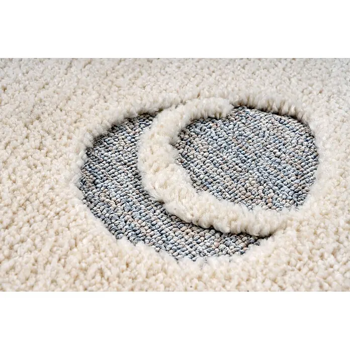 Kayoom Kinderteppich Modena 421 - Grau/Braun, 230 x 160 cm, 100 % Polypropylen - Nahaufnahme eines Teppichs mit cremefarbenem, hochflorigem Halbmondmuster auf blau-beigem Schlingenflor.