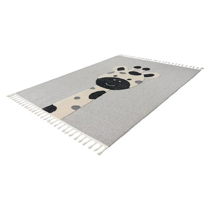 Kayoom Kinderteppich Modena 417 - Grau, 230 x 160 cm, 100 % Polypropylen - Ein grauer Kinderteppich mit stilisiertem weißem und schwarzem Giraffenkopf-Design und Fransen an den Enden.
