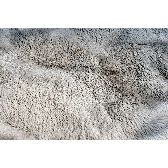 Kayoom Fellteppich Royal Glow 825 - Taupe, Durchmesser: 120 cm, 80 % Polyester, 20 % Baumwolle - Weicher, gewellter grauer Plüschstoff mit strukturierten Fasern, der Tiefe und Schattierungen zeigt.