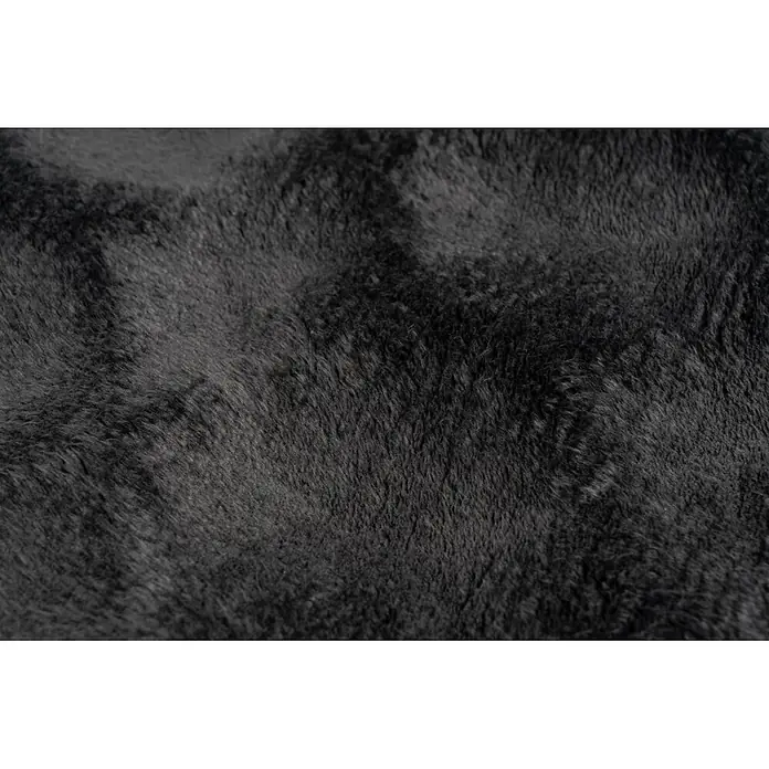 Kayoom Fellteppich Royal Glow 825 - Anthrazit, 290 x 200 cm, 80 % Polyester, 20 % Baumwolle - Nahaufnahme von schwarzer Kunstfelltextur.