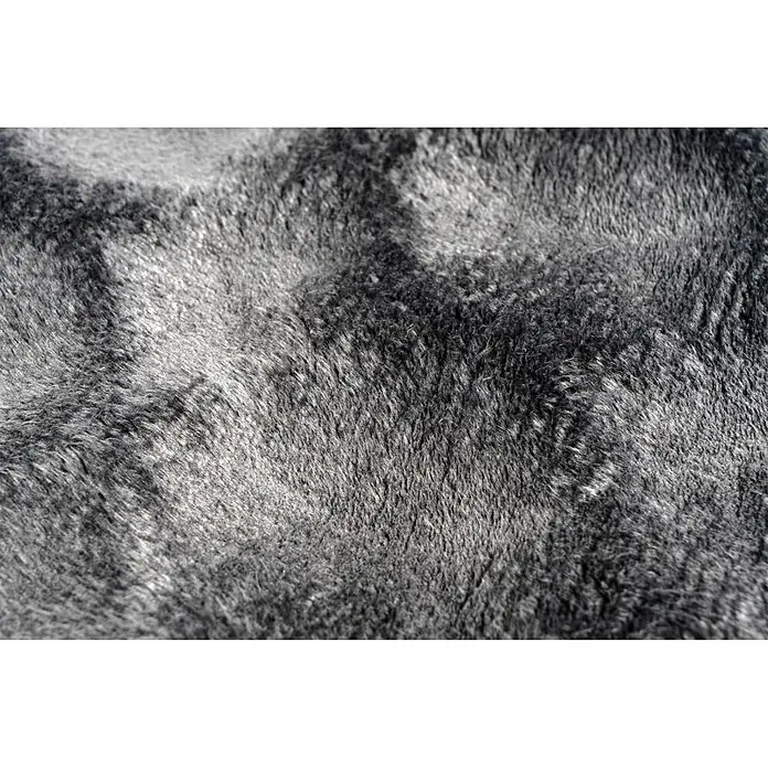 Kayoom Fellteppich Royal Glow 825 - Anthrazit, Durchmesser: 120 cm, 80 % Polyester, 20 % Baumwolle - Nahaufnahme von weichem, dunkelgrauem Kunstfellstoff mit texturierter, plüschiger Oberfläche.