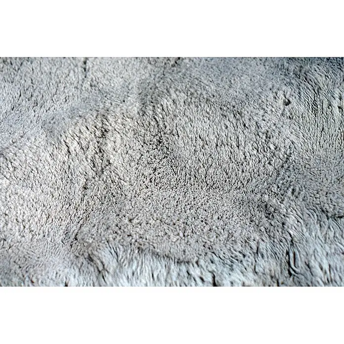Kayoom Fellteppich Royal Glow 825 - Grau, Durchmesser: 200 cm, 80 % Polyester, 20 % Baumwolle - Nahaufnahme von weichem, texturiertem, grauem Plüschstoff.