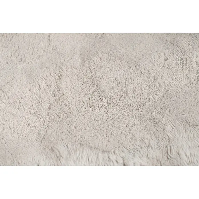 Kayoom Fellteppich Royal Glow 825 - Grau, 170 x 120 cm, 80 % Polyester, 20 % Baumwolle - Nahaufnahme einer weichen, flauschigen hellgrauen oder cremefarbenen Textiltextur.