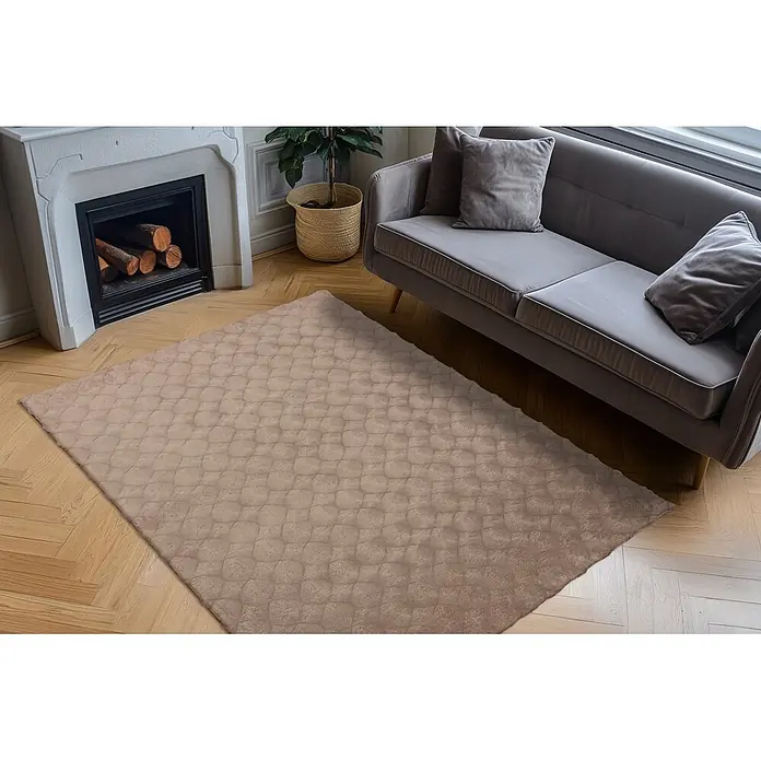 Kayoom Fellteppich Royal Glow 825 - Taupe, 170 x 120 cm, 80 % Polyester, 20 % Baumwolle - Hellbrauner, strukturierter Teppich auf Holzboden in gemütlichem Wohnzimmer neben grauem Sofa.