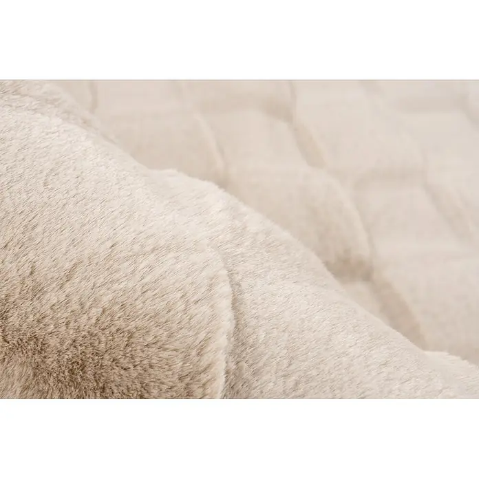Kayoom Hochflorteppich Botany 625 - Beige, 150 x 80 cm, 100 % Polyester - Weicher, hellbeiger Kunstpelzstoff mit Plüschtextur und leichter Steppung im Hintergrund.