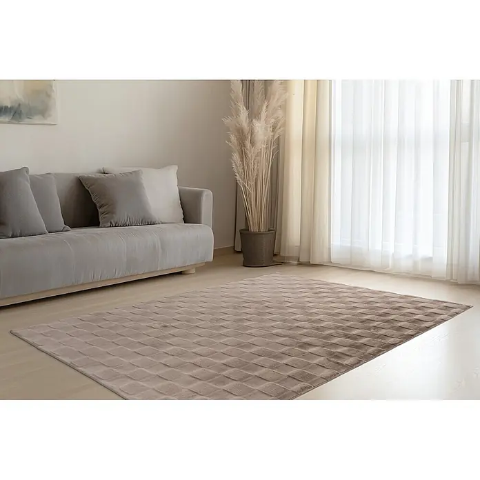 Kayoom Hochflorteppich Botany 625 - Taupe, 150 x 80 cm, 100 % Polyester - Rechteckiger beiger Teppich mit geprägtem Gittermuster auf Holzboden im Wohnzimmer.