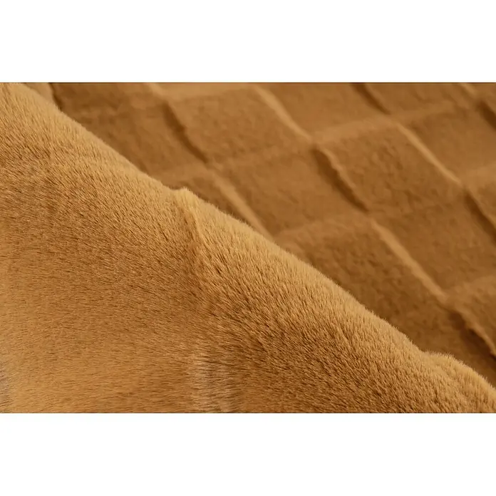 Kayoom Hochflorteppich Botany 625 - Gelb, 230 x 160 cm, 100 % Polyester - Nahaufnahme eines weichen, flauschigen braunen Kunstpelzstoffs mit leichter Steppstruktur im Hintergrund.