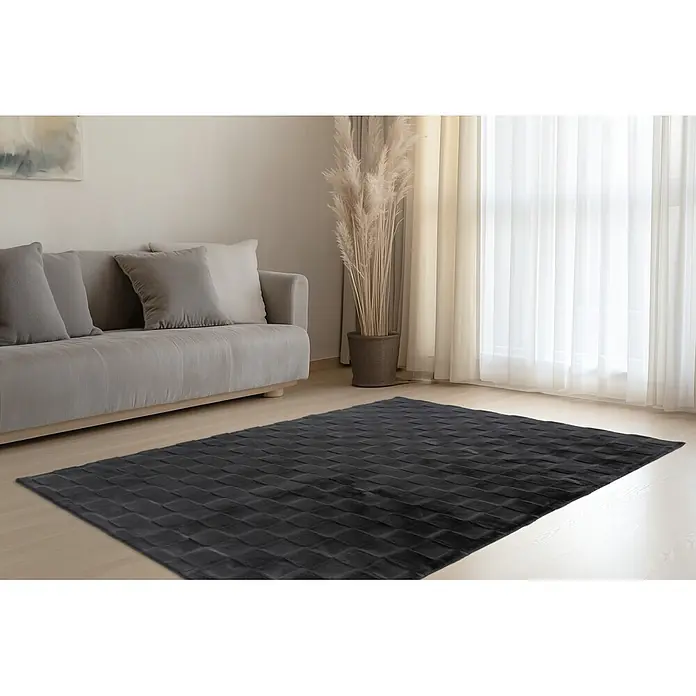 Kayoom Hochflorteppich Botany 625 - Graphit, 150 x 80 cm, 100 % Polyester - Dunkelgrauer Plüschteppich mit geometrischem Quadratmuster in einem modernen Wohnzimmer.