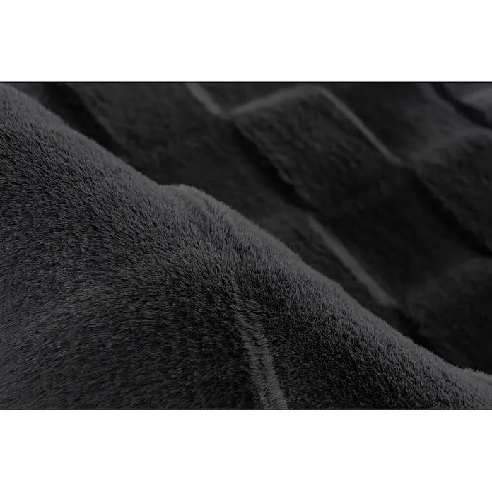 Kayoom Hochflorteppich Botany 625 - Graphit, 150 x 80 cm, 100 % Polyester - Dunkelgraues, weiches Kunstfellgewebe mit sichtbarer Textur und Falten.