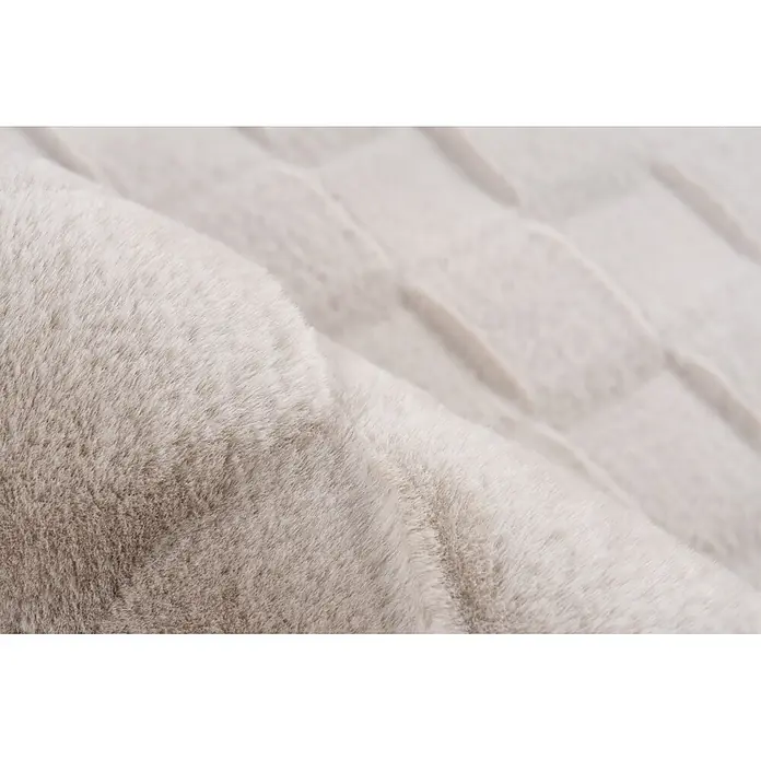 Kayoom Hochflorteppich Botany 625 - Helltaupe, 230 x 160 cm, 100 % Polyester - Heller Kunstfell-Überwurf in Grau mit weicher, flauschiger Textur und dezenter Steppstruktur.