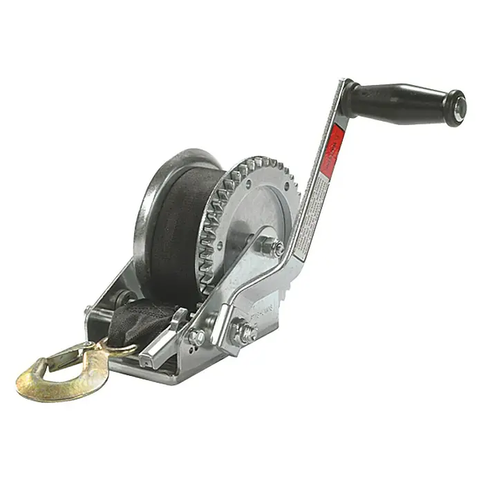 Talamex Seilwinde Medium WT 73-14 Soft - Zugkraft: 636 kg, Trommelkapazität: 15 m, Durchmesser Seil: 5 mm - Eine silberne Handseilwinde mit einem schwarzen Gurtband und einem goldenen Haken. Das Gerät hat einen schwarzen Griff.