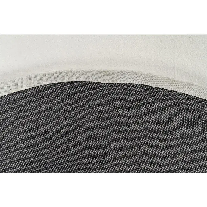 Kayoom Fellteppich Cross 425 - Weiß, Durchmesser: 160 cm, 100 % Polyester - Ein weißer, locker gewebter Stoffrand wölbt sich über einem dunkelgrauen, gesprenkelten Stoff.