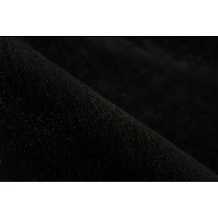 Kayoom Fellteppich Cross 425 - Schwarz, Durchmesser: 160 cm, 100 % Polyester - Nahaufnahme von weichem, strukturiertem schwarzem Plüschstoff, der seinen tiefen Flor zeigt.