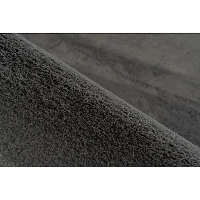 Kayoom Fellteppich Cross 425 - Graphit, 170 x 120 cm, 100 % Polyester - Nahaufnahme von dunkelgrauem Kunstfellstoff, der seine weiche, dichte Textur zeigt.
