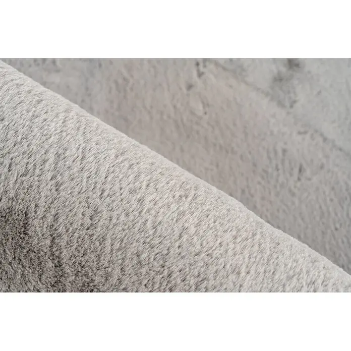 Kayoom Fellteppich Cross 425 - Silber, Durchmesser: 160 cm, 100 % Polyester - Nahaufnahme von weichem, flauschigem hellgrauem Kunstfellstoff, der seine Textur zeigt.