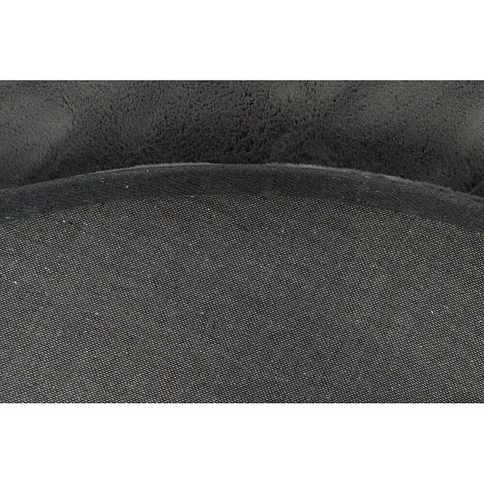 Kayoom Fellteppich Cross 425 - Graphit, 170 x 120 cm, 100 % Polyester - Nahaufnahme von grauem flauschigem Stoff, der teilweise seine dunkelgraue, gewebte und texturierte Unterseite zeigt.