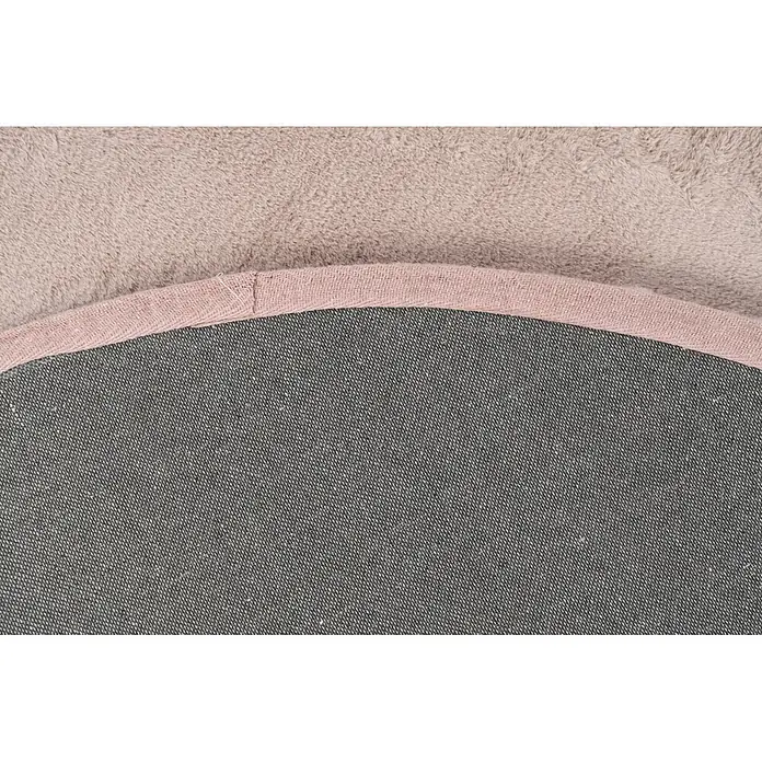 Kayoom Fellteppich Cross 425 - Pastellrosa, Durchmesser: 160 cm, 100 % Polyester - Nahaufnahme eines hellbraunen Plüschteppichs mit grauem Gewebeboden und rosa Kantenband.