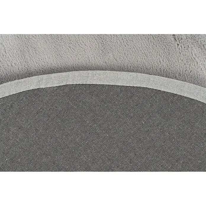 Kayoom Fellteppich Cross 425 - Silber, Durchmesser: 160 cm, 100 % Polyester - Grauer flauschiger Teppich, der seinen weichen Flor und die graue, gewebte rutschfeste Rückseite zeigt.