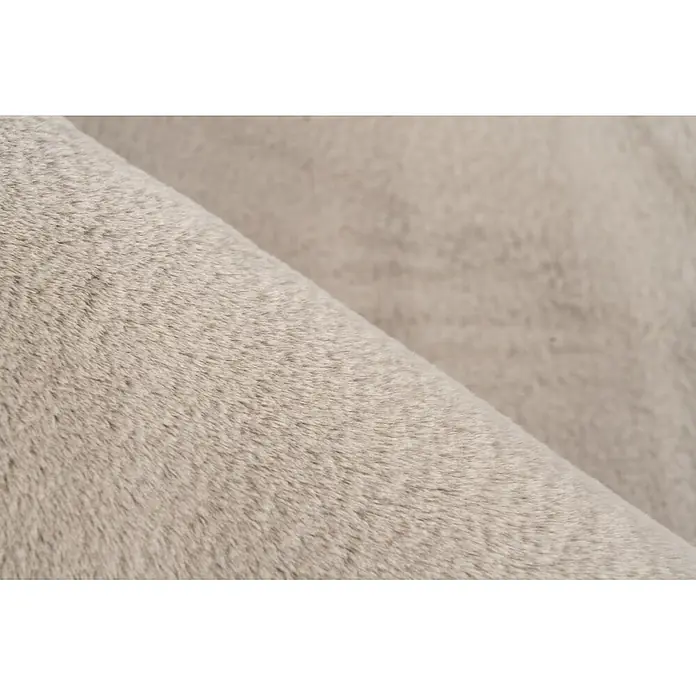 Kayoom Fellteppich Cross 425 - Taupe, Durchmesser: 120 cm, 100 % Polyester - Nahaufnahme von weichem, hellbeigem Kunstfellstoff, der seine flauschige Textur zeigt.