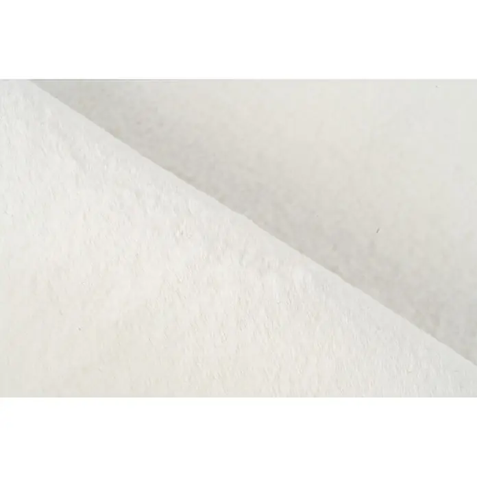 Kayoom Fellteppich Cross 425 - Weiß, Durchmesser: 160 cm, 100 % Polyester - Weißer, flauschiger Stoff, gefaltet, um seine weiche Textur zu zeigen.