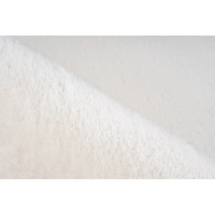 Kayoom Fellteppich Cross 425 - Weiß, 170 x 120 cm, 100 % Polyester - Nahaufnahme von weichem, weißem Kunstfellstoff mit plüschiger Textur.