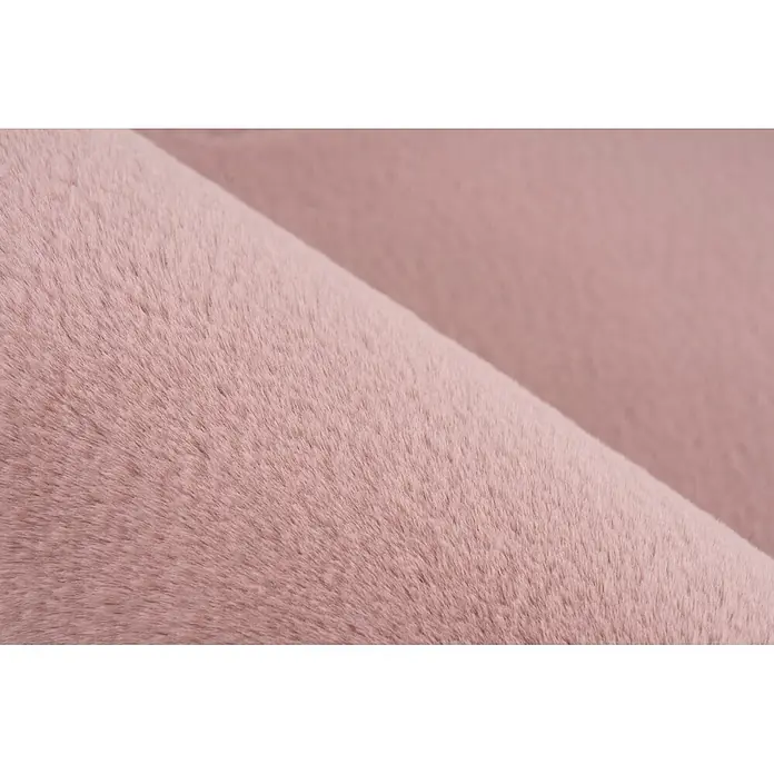 Kayoom Fellteppich Cross 425 - Pastellrosa, 230 x 160 cm, 100 % Polyester - Nahaufnahme von weichem rosa Kunstfellstoff, gefaltet.