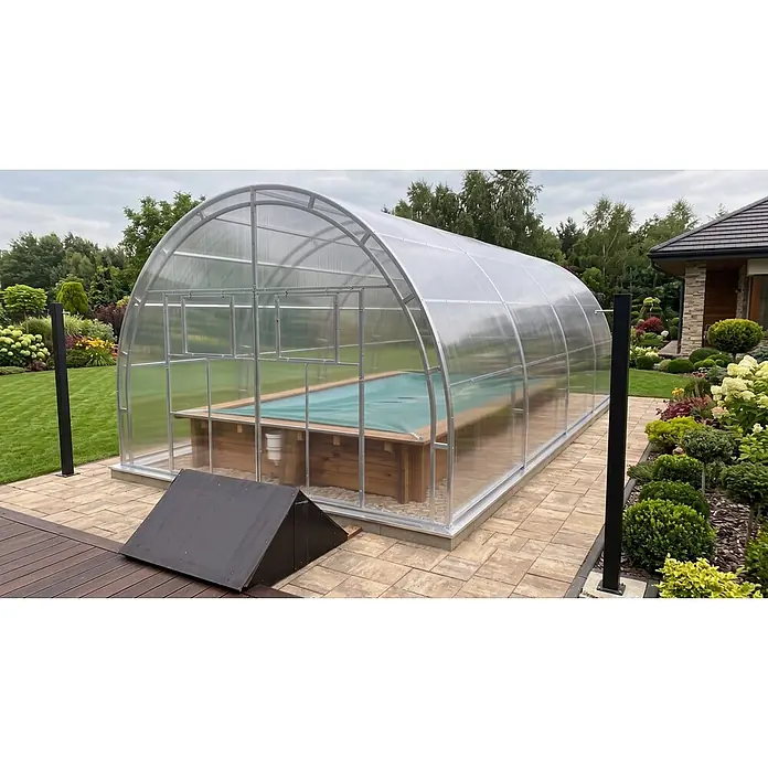 Garten Dream Poolüberdachung Grand Oasis, 4mm Polycarbonat - L x B x H: 800 x 400 x 289 cm - Gewölbte transparente Schwimmbadüberdachung aus Polycarbonat und Metall in einem Garten.