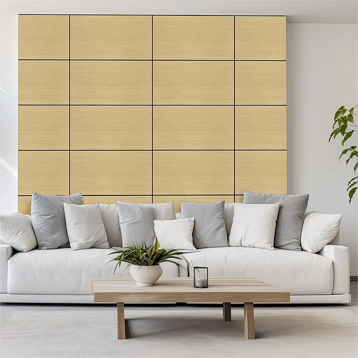 Sonido Akustikplatte New Oak Light - Braun, L x B x S: 740 x 370 x 9 mm, 3 Stk., 0,82 m² - Große Wandverkleidung aus hellem Holz mit schwarzen Fugen, als moderne Dekoration im Wohnzimmer hinter einem Sofa.