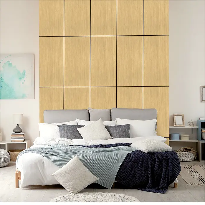 Sonido Akustikplatte New Oak Light - Braun, L x B x S: 740 x 370 x 9 mm, 3 Stk., 0,82 m² - Helles Holzpaneel mit schwarzen Gitterlinien als Kopfteil in einem Schlafzimmer, das eine warme, moderne Ästhetik schafft.