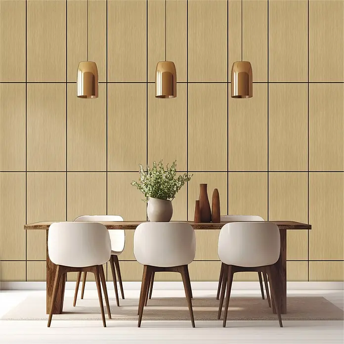 Sonido Akustikplatte New Oak Light - Braun, L x B x S: 740 x 370 x 9 mm, 3 Stk., 0,82 m² - Modernes Esszimmer mit Holztisch, weißen Stühlen, drei goldenen Pendelleuchten und heller Holzpaneelwand.