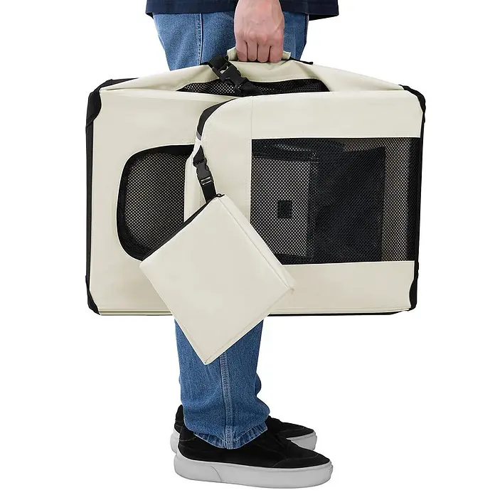 Juskys Transporttasche - 50 x 34 x 36 cm, Textil, Beige - Cremefarbene faltbare Haustiertransportbox mit Netzfenstern, in der Hand gehalten.
