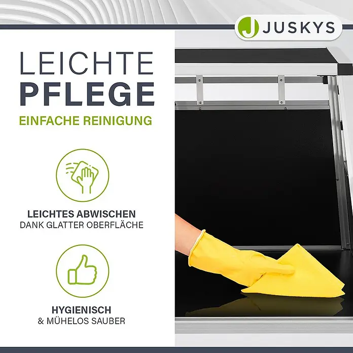 Juskys Transportbox - 69 x 54 x 51 cm, Aluminium, Schwarz / Silber - Eine gelb behandschuhte Hand wischt eine glatte schwarze Oberfläche und zeigt einfache Reinigung und Hygiene.