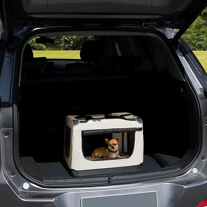 Juskys Transporttasche - 50 x 34 x 36 cm, Textil, Beige - Eine hellbeige Stoff-Transportbox mit schwarzem Rand, mit einem Chihuahua darin, im Kofferraum.