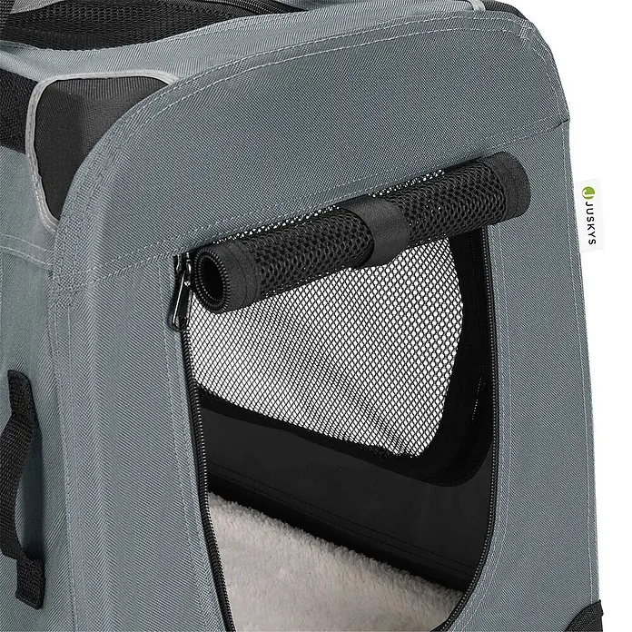 Juskys Transporttasche - 50 x 34 x 36 cm, Textil, Grau - Graue Stoff-Haustiertransportbox mit hochgerolltem schwarzem Netzfenster, zeigt ein weißes, flauschiges Inneres.