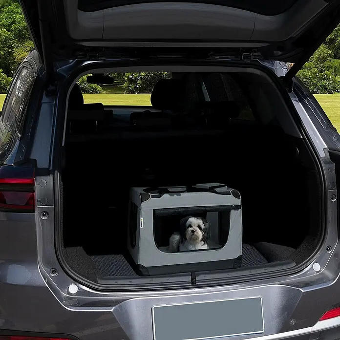 Juskys Transporttasche - 50 x 34 x 36 cm, Textil, Grau - Graue Haustiertransportbox mit kleinem Hund, sicher im Kofferraum eines Autos für die Reise platziert.