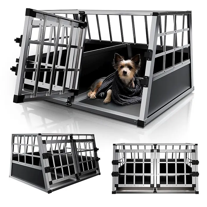 Juskys Transportbox - 51 x 89 x 70 cm, Aluminium, Schwarz / Silber - Silber-schwarze Aluminium-Hundebox mit offener Tür, kleiner Hund ruht darin. Robustes Design für den Haustiertransport.