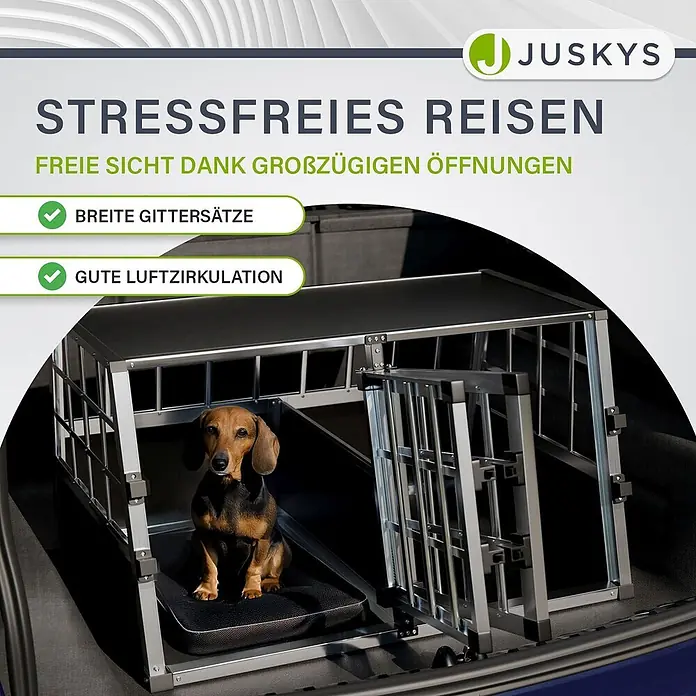 Juskys Transportbox - 51 x 89 x 70 cm, Aluminium, Schwarz / Silber - Hundebox aus silbernem und schwarzem Metall mit Dackel im Kofferraum.