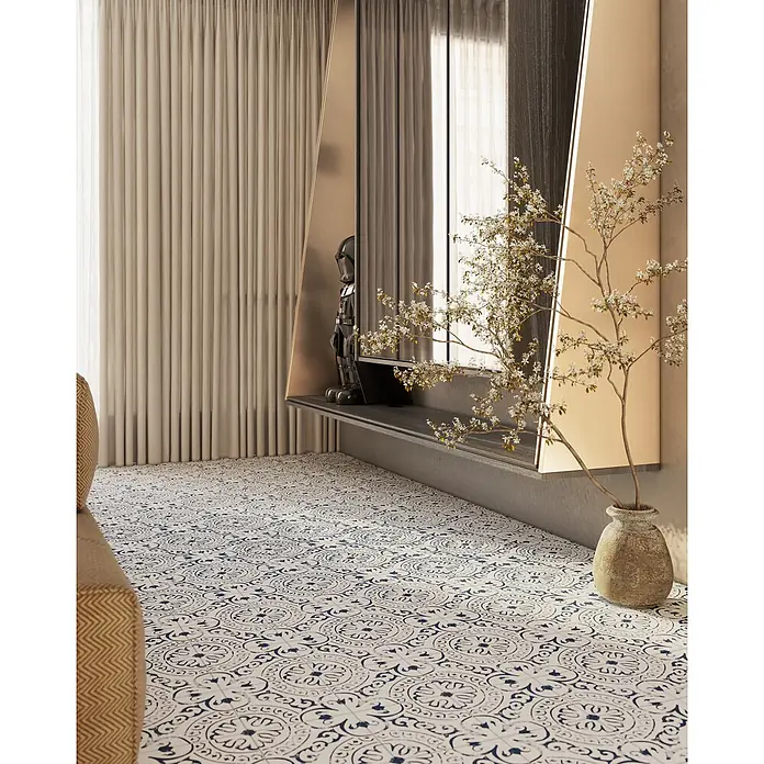 Feinsteinzeugfliese Casablanca - 20 x 20 cm, Neela, Matt - Aufwendige blau-weiße gemusterte Bodenfliesen, die den Boden eines modernen Wohnraums bedecken.