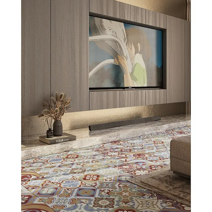 Feinsteinzeugfliese Piccolo - 20 x 20 cm, Mix, Matt - Moderner TV-Schrank aus Holz mit integriertem Fernseher und Soundbar, dekoriert mit Naturdeko auf einer hellen Marmorablage.