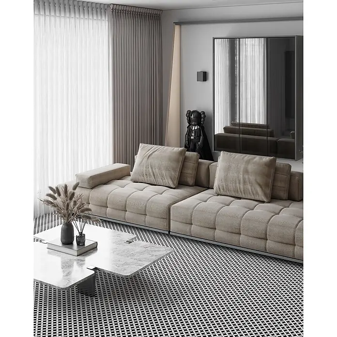 Feinsteinzeugfliese Casablanca - 20 x 20 cm, Chess, Matt - Ein modernes Wohnzimmer mit einem großen, getufteten beigefarbenen Modulsofa auf einem schwarz-weiß gemusterten Teppich und einem weißen Marmor-Couchtisch.
