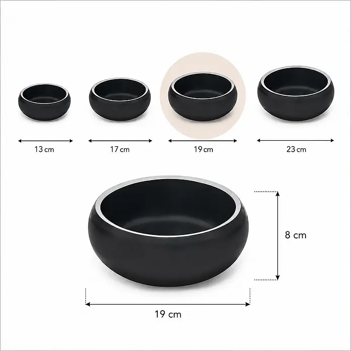 belviona Futternapf - 19 x 19 x 8 cm, Edelstahl, Fassungsvermögen: 1.070 ml - Set schwarzer Schalen mit silbernen Rändern, in vier Größen (13, 17, 19, 23 cm Durchmesser) und eine Schale mit Höhe (8 cm) gezeigt.