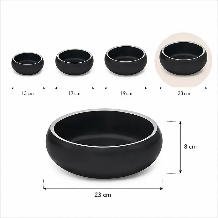 belviona Futternapf - 23 x 23 x 8 cm, Edelstahl, Fassungsvermögen: 2.000 ml - Set aus vier schwarzen Schalen mit silbernen Rändern, die verschiedene Durchmesser (13, 17, 19, 23 cm) und die Höhe (8 cm) einer Schale zeigen.