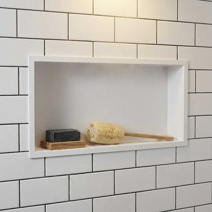 GME Hornacina - An x Al: 60 x 30 cm, Blanco, Acero inoxidable - Nicho de ducha blanco en pared de azulejos con jabón oscuro en jabonera de madera y esponja de lufa natural, con gotas de agua.