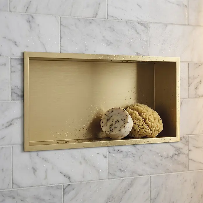 GME Hornacina - An x Al: 60 x 30 cm, Oro, Acero inoxidable - Nicho de ducha empotrado dorado cepillado con una pastilla de jabón y una esponja natural, integrado en una pared de mármol con gotas de agua.