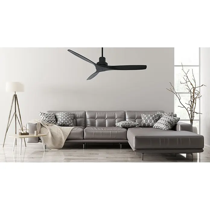 Vam Deckenventilator Vam Deckenventilator KAUAI Graphit Wild-Walnut 132 cm - Naturholzflügel in Wilf-Walnut Motor graphit matt, 1.320 mm, 72 W - Schwarzer dreiflügeliger Deckenventilator in modernem Design, über einem grauen Ecksofa in einem Wohnzimmer montiert.