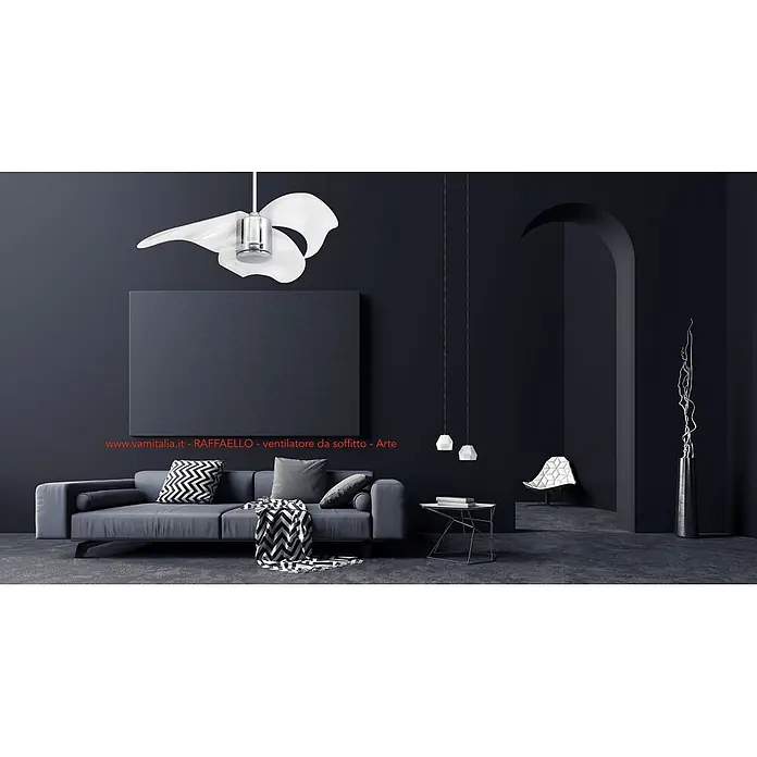 Vam Deckenventilator Vam DC Deckenventilator Raffaello chrom transparent 112 cm - Chrom - Transparent, 1.120 mm, 42 W - Weißer Deckenventilator mit Chromakzenten, montiert in einem dunklen, modernen Wohnzimmer.