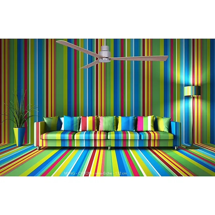 Vam Deckenventilator Vam DC Deckenventilator MYNG Weiß 132 cm - Weiß mit hellen Naturholzflügeln, 1.320 mm, 36 W - Deckenventilator aus Chrom mit hellen Holzflügeln, 132 cm, in einem bunt gestreiften Raum montiert.